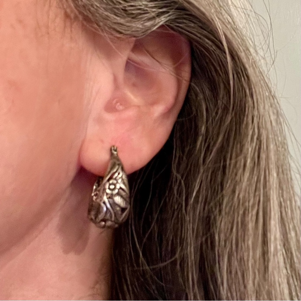 Vintage floral-pattern silver earrings